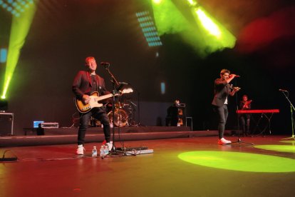 La música del grupo Número 1 pone la banda sonora a la noche.