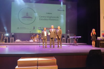 Premio Cultura para el Centro Virgitano de Estudios Históricos. Recogen: Javier Sánchez Real, cofundador del centro, y Domingo López, director del centro.