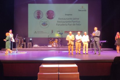 Premio Empresa: Restaurante Jaime, Restaurante Parritas y Panadería Pan de Felix. Recogen: Jaime Tortosa Navarro, fundador Restaurante Jaime; José Tortosa Navarro, fundador Parritas; y José Cortés Rodríguez, fundador Panadería Pan de Felix.