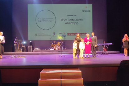 Premio Innovación: Tasca Restaurante Alkanziyya. Recoge su propietaria y fundadora Asunción Grenabel Alonso.