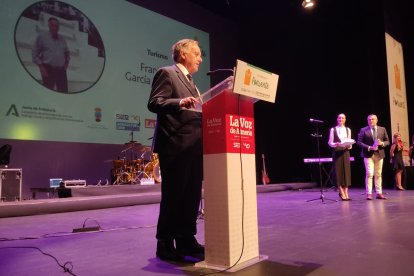Premio Turismo para Francisco García Hernando, Consejero de Hotel Bahía Serena y presidente de la Asociación de Promotores Turísticos de Roquetas de Mar.