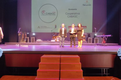 Premio Economía para Cooperativa CABASC. Recoge: Francisco Martín Galdeano, presidente, y Jorge Silva Torres, gerente.