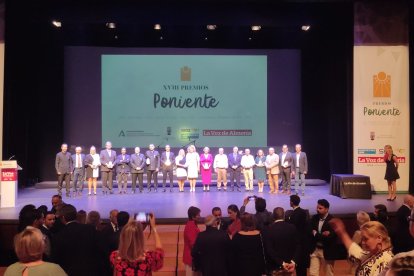 Foto de familia de los premiados.