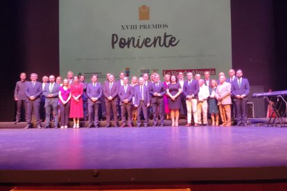 Foto de familia de los premiados y entregadores de los galardones.