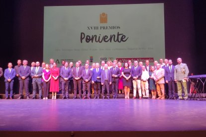 Foto de familia de los premiados, entregadores, organizadores y representantes institucionales.