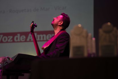 Actuación musical del grupo \'Número 1\' para amenizar la noche.