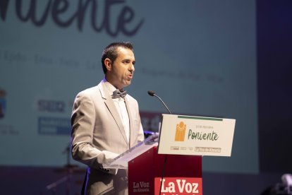 Fran García, delegado de La Voz y la SER en el Poniente Almeriense durante su discurso de apertura.