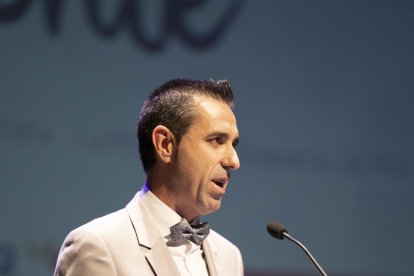 Fran García, delegado de La Voz y la SER en el Poniente Almeriense durante su discurso de apertura.