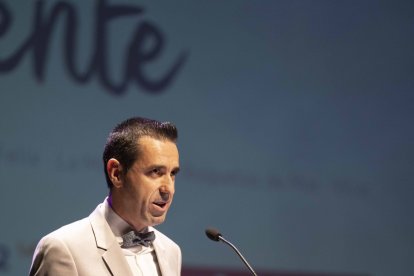 Fran García, delegado de La Voz y la SER en el Poniente Almeriense durante su discurso de apertura.
