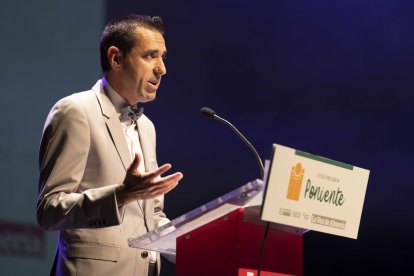 Fran García, delegado de La Voz y la SER en el Poniente Almeriense durante su discurso de apertura.