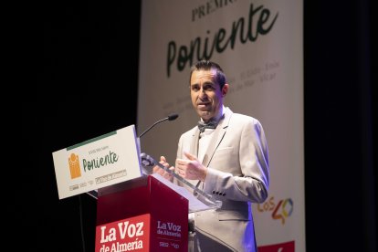 Fran García, delegado de La Voz y la SER en el Poniente Almeriense durante su discurso de apertura.