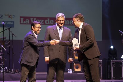 Javier Sánchez Real, cofundador del Centro Virgitano de Estudios Históricos y Domingo López, director del centro reciben el premio Cultura de manos de José Carlos Lupión Carreño, alcalde de Berja.
