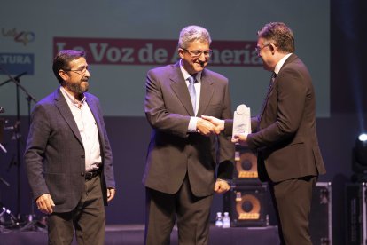 Javier Sánchez Real, cofundador del Centro Virgitano de Estudios Históricos y Domingo López, director del centro reciben el premio Cultura de manos de José Carlos Lupión Carreño, alcalde de Berja.