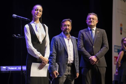 Javier Sánchez Real, cofundador del Centro Virgitano de Estudios Históricos y Domingo López, director del centro reciben el premio Cultura de manos de José Carlos Lupión Carreño, alcalde de Berja. 