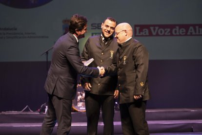 Francisco Góngora, alcalde de El Ejido, entrega el Premio Sociedad a la Banda Sinfónica de El Ejido representada en el escenario por Jesús Torrecillas Sáez, director musical de la Banda Sinfónica de El Ejido y Enrique Cara Durán, presidente de la banda.
