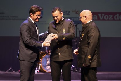 Francisco Góngora, alcalde de El Ejido, entrega el Premio Sociedad a la Banda Sinfónica de El Ejido representada en el escenario por Jesús Torrecillas Sáez, director musical de la Banda Sinfónica de El Ejido y Enrique Cara Durán, presidente de la banda.