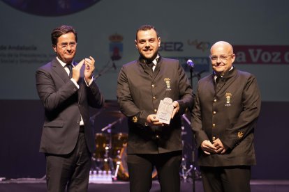 Francisco Góngora, alcalde de El Ejido, entrega el Premio Sociedad a la Banda Sinfónica de El Ejido representada en el escenario por Jesús Torrecillas Sáez, director musical de la Banda Sinfónica de El Ejido y Enrique Cara Durán, presidente de la banda.