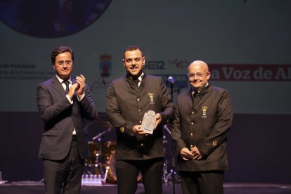 Francisco Góngora, alcalde de El Ejido, entrega el Premio Sociedad a la Banda Sinfónica de El Ejido representada en el escenario por Jesús Torrecillas Sáez, director musical de la Banda Sinfónica de El Ejido y Enrique Cara Durán, presidente de la banda.
