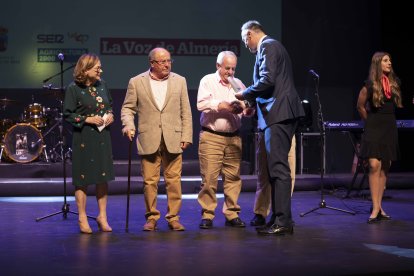 Entrega del Premio en la categoría de Empresa a Restaurante Jaime, Restaurante Parritas y Panadería Pan de Felix por parte de su alcalde, Baldomero Martínez.
