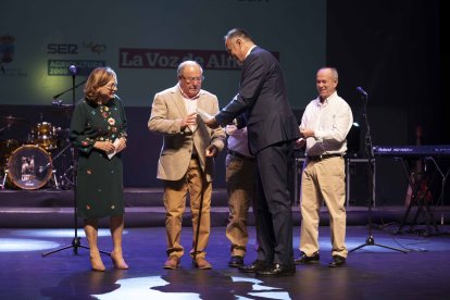 Entrega del Premio en la categoría de Empresa a Restaurante Jaime, Restaurante Parritas y Panadería Pan de Felix por parte de su alcalde, Baldomero Martínez.