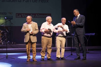 Entrega del Premio en la categoría de Empresa a Restaurante Jaime, Restaurante Parritas y Panadería Pan de Felix por parte de su alcalde, Baldomero Martínez.