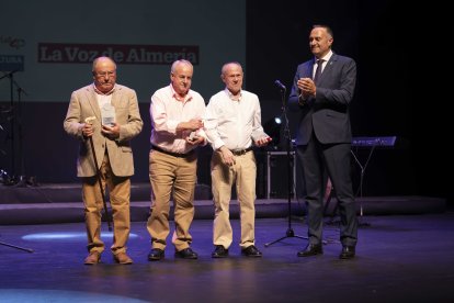 Entrega del Premio en la categoría de Empresa a Restaurante Jaime, Restaurante Parritas y Panadería Pan de Felix por parte de su alcalde, Baldomero Martínez.