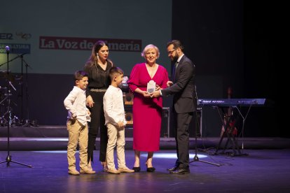  Asunción Grenabel Alonso, propietaria y fundadora del restaurante Alkanziyya y familiares con Álvaro Izquierdo en la entrega del Premio Innovación.