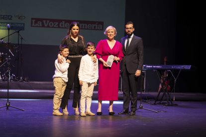  Asunción Grenabel Alonso, propietaria y fundadora del restaurante Alkanziyya y familiares con Álvaro Izquierdo en la entrega del Premio Innovación.