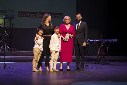  Asunción Grenabel Alonso, propietaria y fundadora del restaurante Alkanziyya y familiares con Álvaro Izquierdo en la entrega del Premio Innovación.