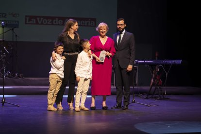  Asunción Grenabel Alonso, propietaria y fundadora del restaurante Alkanziyya y familiares con Álvaro Izquierdo en la entrega del Premio Innovación.