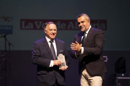 Francisco García Hernando, consejero de Hotel Bahía Serena y presidente de la Asociación de Promotores Turísticos de Roquetas de Mar y Juan Antonio Lorenzo, parlamentario Andaluz.
