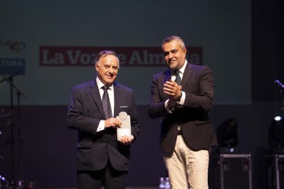 Francisco García Hernando, consejero de Hotel Bahía Serena y presidente de la Asociación de Promotores Turísticos de Roquetas de Mar y Juan Antonio Lorenzo, parlamentario Andaluz.