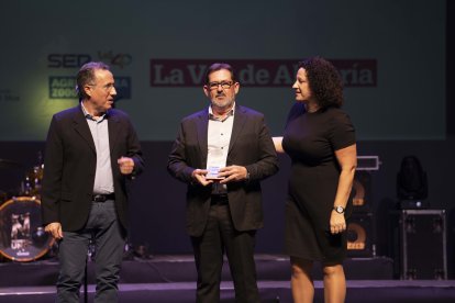 Premio Economía: Cooperativa CABASC Recoge: Francisco Martín Galdeano, presidente y Jorge Silva Torres, gerente. Entrega: Nuria Rodríguez Martín. Alcaldesa de Balanegra.