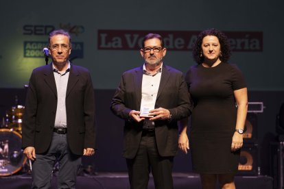 Premio Economía: Cooperativa CABASC Recoge: Francisco Martín Galdeano, presidente y Jorge Silva Torres, gerente. Entrega: Nuria Rodríguez Martín. Alcaldesa de Balanegra.