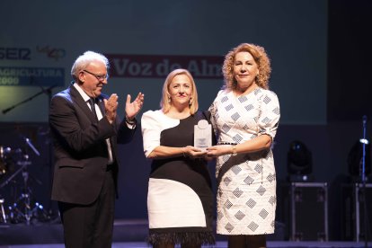 Antonio Bonilla, alcalde de Vícar, entrega el Premio Gente a \'Los parisinos\'.