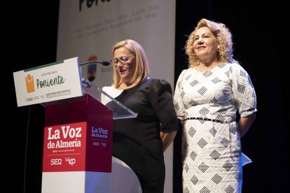  María Jesús García durante su intervención tras recoger el premio Gente.