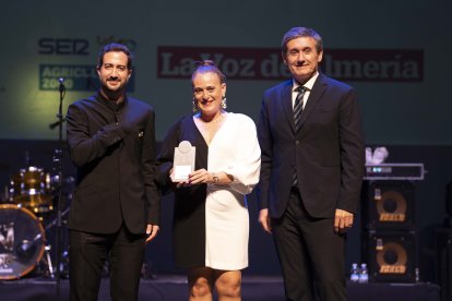 José Antonio Pérez Fernández, Director del coro Pedro Mena y Mónica Belén Sánchez
Sierra, Directora del colegio Pedro Mena con Manuel Cortés Pérez, Alcalde de Adra.