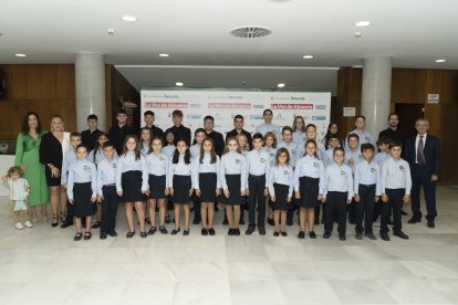 Coro Infantil Pedro Mena, Premio Asociacionismo, a su llegada al Teatro Auditorio de Roquetas.