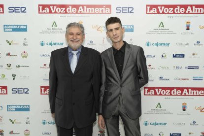 Jonathan García González y Antonio García, de la asociación El Timón.