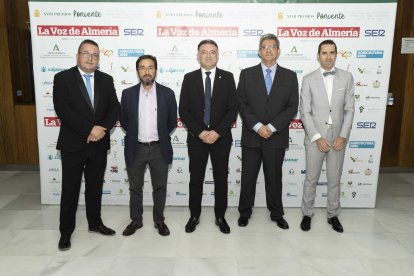 Domingo López Muñoz, José Carlos Lupión Carreño y Javier Sánchez, entre Olivier Martínez y Fran García, delegado de La Voz en el Poniente.
 