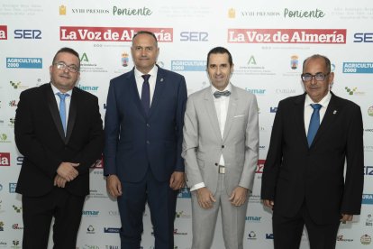 Representantes de La Voz con el alcalde de Felix, Baldomero Martínez.