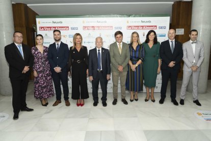Staff de La Voz con el equipo de Gobierno del Ayuntamiento de Roquetas de Mar.