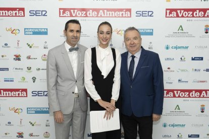 Fran García, delegado de La Voz en el Poniente, Ana Márquez, conductora de la gala, y Pedro M. de la Cruz, director de La Voz.