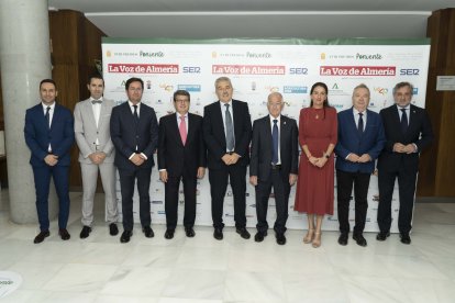 Staff de La Voz con Francisco Góngora, alcalde de El Ejido; Juan José Matarí, diputado; Gabriel Amat, alcalde de Roquetas; Aránzazu, delegada del Gobierno; y Ángel Escobar, vicepresidente de Diputación.
