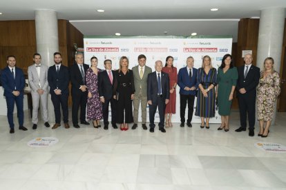 Staff de La Voz de Almería con representantes institucionales del Poniente Almeriense y de la Junta de Andalucía.