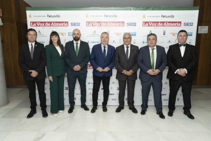 Pedro M. de la Cruz, con representantes de VOX.