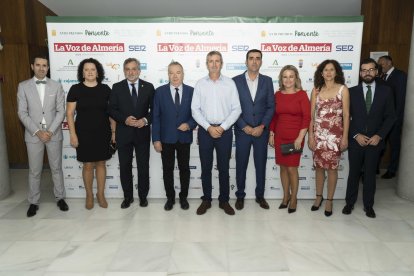 Staff de La Voz con representantes de la Diputación de Almería.