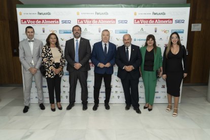 Staff de La Voz con representantes del Ayuntamiento de Dalías.