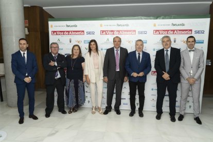 Staff de La Voz con representantes de Vicasol.