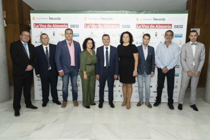 Staff de La Voz con el equipo de Gobierno de Balanegra.